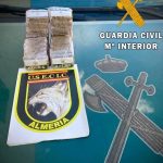 The Guardia Civil arrests a person who tried to evade a checkpoint by disposing of a bag of hashish and simulating a breakdown.