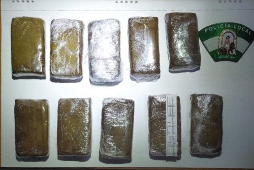 Mojácar Local Police seize one kilo of hashish in a routine checkpoint