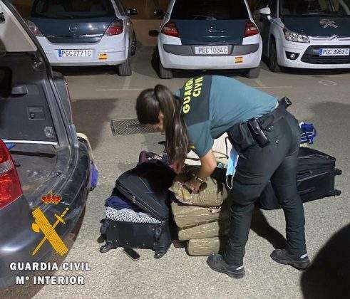 Two people arrested in Huércal-Overa carrying 31 kilos of hashish