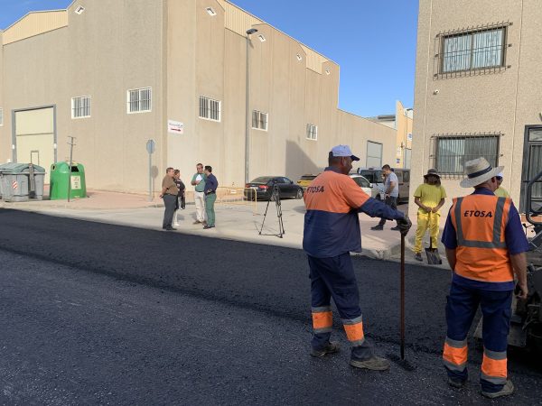 The City Council of San Javier invests 50,000 euros in the special paving of the main road of the polygon Los Urreas 04