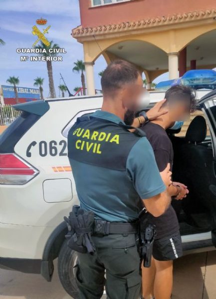 The Guardia Civil detains an alleged exhibitionist in Los Alcazares