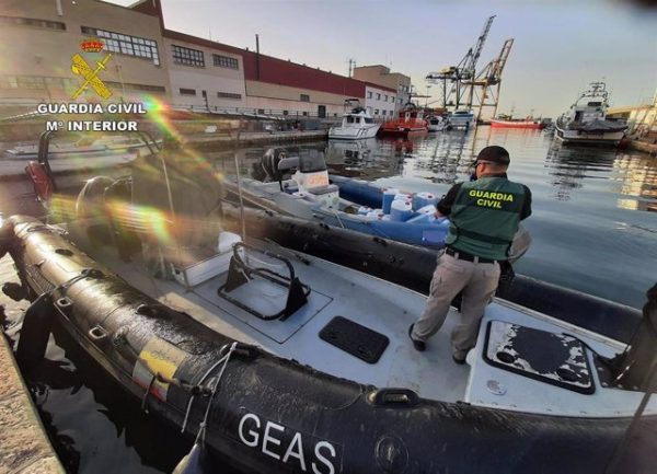 The Guardia Civil intercepts a boat with 700 litres of fuel on board in the waters of Águilas