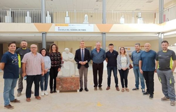 End of the natural stone processing and laying course at the Marble School