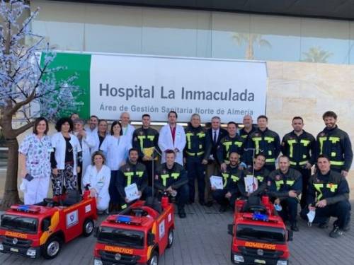 Firefighters from the Levante region donate three fire engines to the Huércal Overa Paediatric Centre for children in hospital