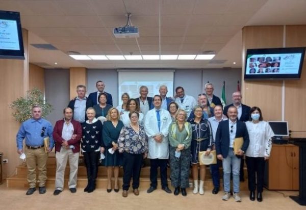 The professionals of La Inmaculada Hospital hold their traditional tribute to retired health workers