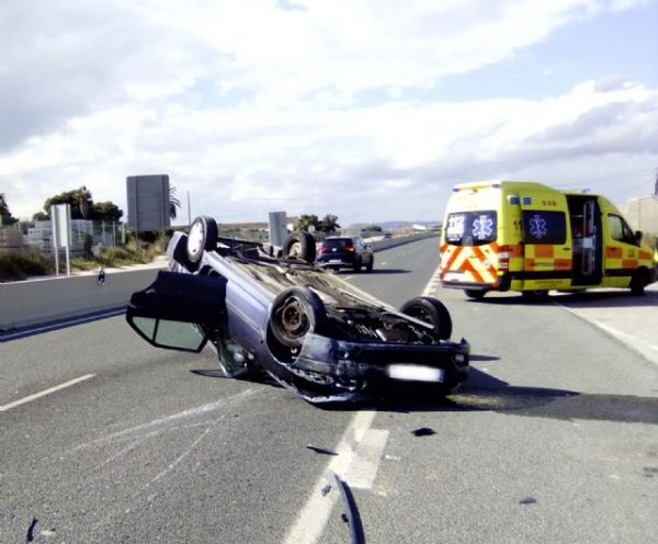 A 47-year-old man is injured in a traffic accident between a lorry and a car in San Javier
