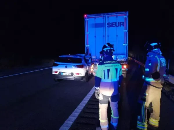 Driver seriously injured after colliding with a lorry on the A-91 dual carriageway through Lorca