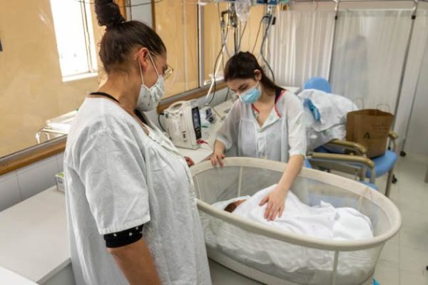 Hospital Virgen de las Nieves activates a multidisciplinary action to treat a baby from Albox_01