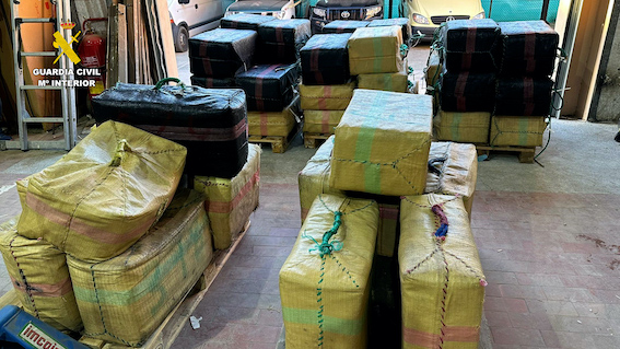 The Guardia Civil arrests 11 people and intercepts 2,600 kg of hashish on the Almeria coast
