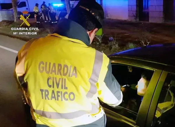 The Guardia Civil investigates a young driver who quadrupled the maximum permitted alcohol limit