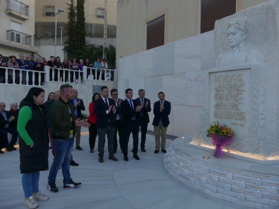 The pride of a town and its Monument to the Stonemason_01