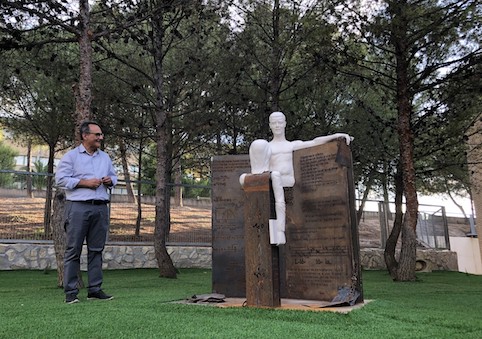 The work of the sculptor Indalecio Pérez Entrena can be seen at the entrance to the Institute.