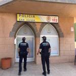 San Javier local police officers arrest a man in La Manga with a search warrant and a long police record.